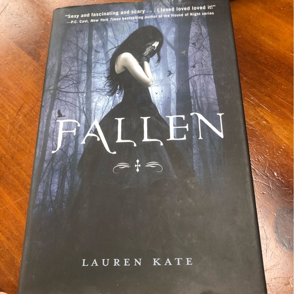 Fallen by Lauren Kate Hardcover Book- First edition - sleeve a little worn - Picture 7 of 7